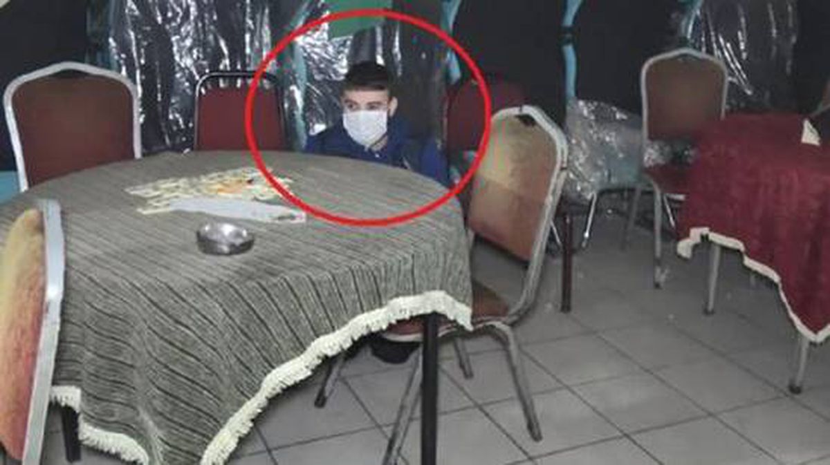 Kafeye yapılan baskında cezadan kaçmak için masanın altına saklanan vatandaş yakayı ele verdi