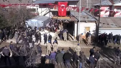 Son dakika haberleri: KAHRAMANMARAŞ - Hakkari'de çığ düşmesi sonucu şehit olan asker son yolculuğuna uğurlandı Son dakika haberleri: KAHRAMANMARAŞ - Hakkari'de çığ düşmesi sonucu şehit olan asker son yolculuğuna uğurlandı