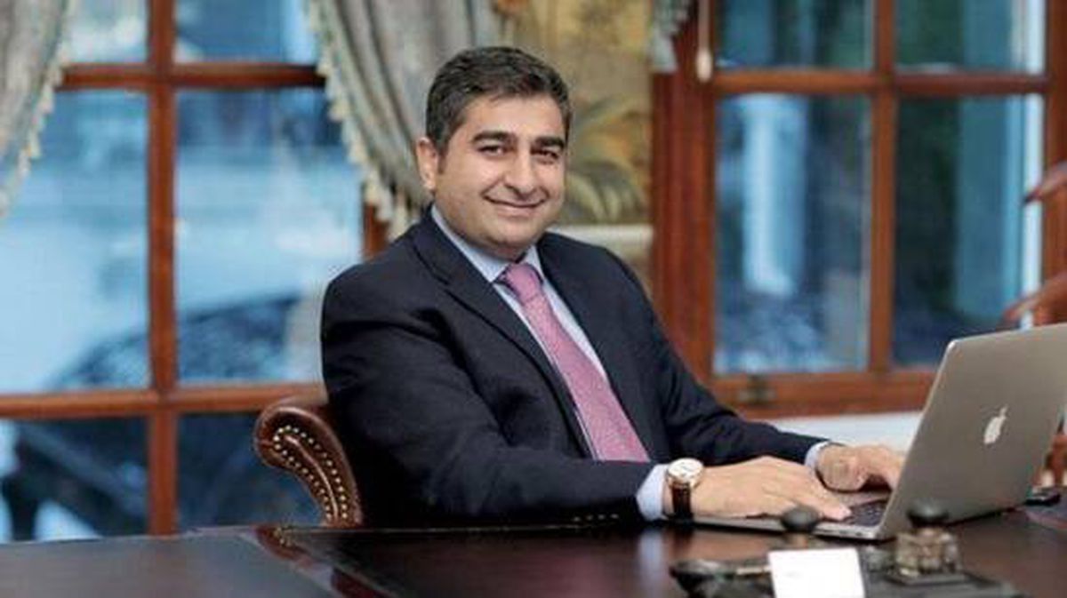 Kara para aklama operasyonunda dikkat çeken görüntüler! SBK Holding'e ait havayolu şirketinin tabelası değiştirilmiş