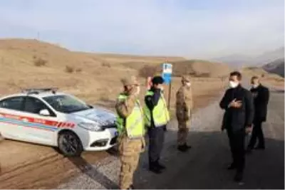 Son dakika! Kaymakam Kaptanoğlu, Jandarma kontrol uygulama noktasını ziyaret etti Son dakika! Kaymakam Kaptanoğlu, Jandarma kontrol uygulama noktasını ziyaret etti