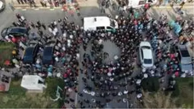 Korona virüse yenilen yılın doktorunun cenazesine yoğun katılım Korona virüse yenilen yılın doktorunun cenazesine yoğun katılım