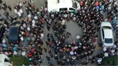 Korona virüse yenilen yılın doktorunun cenazesine yoğun katılım Korona virüse yenilen yılın doktorunun cenazesine yoğun katılım