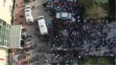 Korona virüse yenilen yılın doktorunun cenazesine yoğun katılım Korona virüse yenilen yılın doktorunun cenazesine yoğun katılım