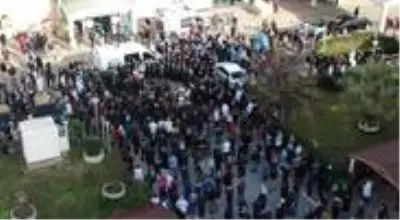 Korona virüse yenilen yılın doktorunun cenazesine yoğun katılım Korona virüse yenilen yılın doktorunun cenazesine yoğun katılım