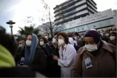 Korona virüse yenilen yılın doktorunun cenazesine yoğun katılım Korona virüse yenilen yılın doktorunun cenazesine yoğun katılım
