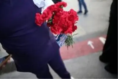 Korona virüse yenilen yılın doktorunun cenazesine yoğun katılım Korona virüse yenilen yılın doktorunun cenazesine yoğun katılım