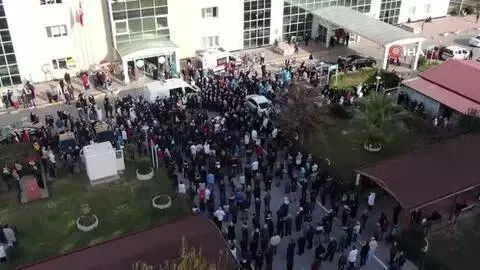 Korona virüse yenilen yılın doktorunun cenazesine yoğun katılım Korona virüse yenilen yılın doktorunun cenazesine yoğun katılım