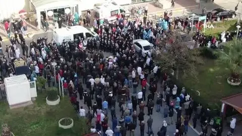 Korona virüse yenilen yılın doktorunun cenazesine yoğun katılım Korona virüse yenilen yılın doktorunun cenazesine yoğun katılım