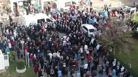 Korona virüse yenilen yılın doktorunun cenazesine yoğun katılım Korona virüse yenilen yılın doktorunun cenazesine yoğun katılım