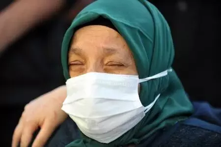 Koronavirüsten hayatını kaybeden doktora çalıştığı hastanede gözyaşlı veda Koronavirüsten hayatını kaybeden doktora çalıştığı hastanede gözyaşlı veda
