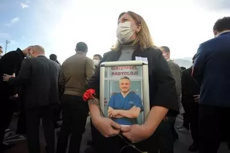 Koronavirüsten hayatını kaybeden doktora çalıştığı hastanede gözyaşlı veda Koronavirüsten hayatını kaybeden doktora çalıştığı hastanede gözyaşlı veda