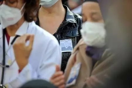 Koronavirüsten hayatını kaybeden doktora çalıştığı hastanede gözyaşlı veda Koronavirüsten hayatını kaybeden doktora çalıştığı hastanede gözyaşlı veda