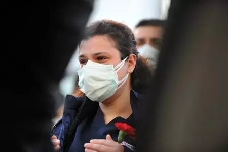 Koronavirüsten hayatını kaybeden doktora çalıştığı hastanede gözyaşlı veda Koronavirüsten hayatını kaybeden doktora çalıştığı hastanede gözyaşlı veda