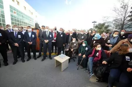 Koronavirüsten hayatını kaybeden doktora çalıştığı hastanede gözyaşlı veda Koronavirüsten hayatını kaybeden doktora çalıştığı hastanede gözyaşlı veda