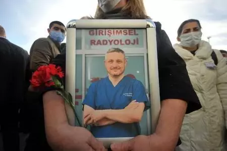 Koronavirüsten hayatını kaybeden doktora çalıştığı hastanede gözyaşlı veda Koronavirüsten hayatını kaybeden doktora çalıştığı hastanede gözyaşlı veda