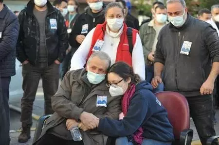 Koronavirüsten hayatını kaybeden doktora çalıştığı hastanede gözyaşlı veda Koronavirüsten hayatını kaybeden doktora çalıştığı hastanede gözyaşlı veda
