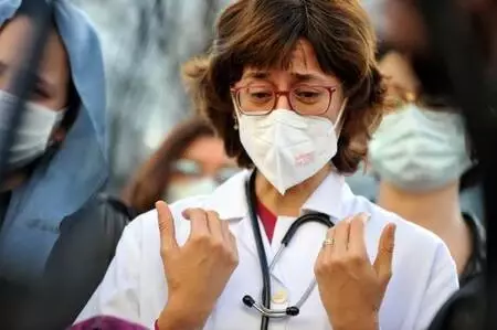 Koronavirüsten hayatını kaybeden doktora çalıştığı hastanede gözyaşlı veda Koronavirüsten hayatını kaybeden doktora çalıştığı hastanede gözyaşlı veda