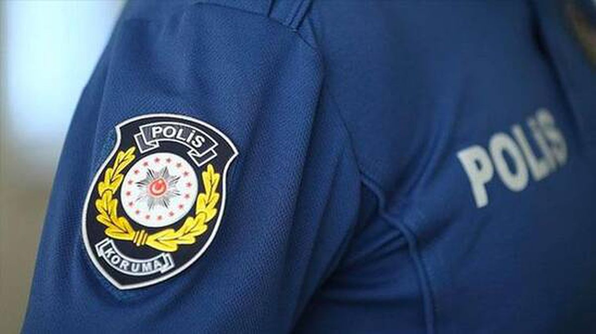 Maske takmaları konusunda kendilerini uyaran polislerin yüzüne tükürüp 'Hasta olun' dediler