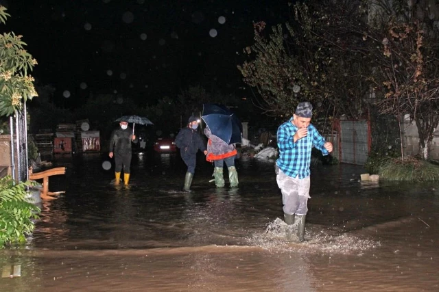 Sağanak yağışta su basan evi ağlattı | Haberler.com 3. Sayfa