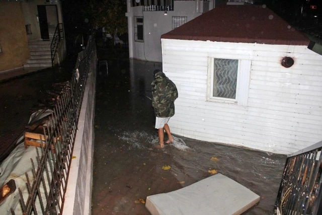 Sağanak yağışta su basan evi ağlattı