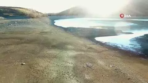 Sular çekildi, 50 yıl sonra mezarlar ortaya çıktı Sular çekildi, 50 yıl sonra mezarlar ortaya çıktı