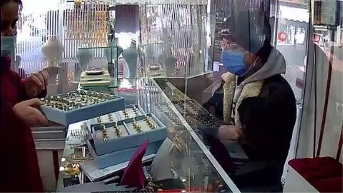 Turgutlu'da kuyumcu soygunu kamerada