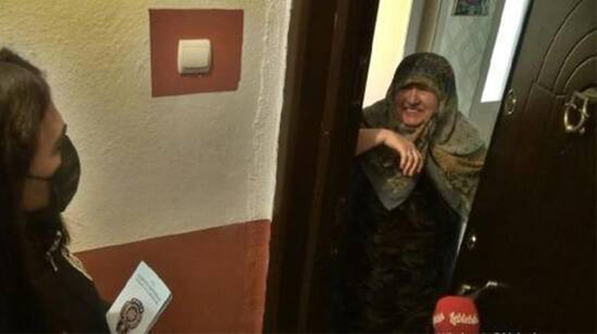 Zile basarak 'hırsızım' diyen polislere tereddütsüz kapıyı açtılar