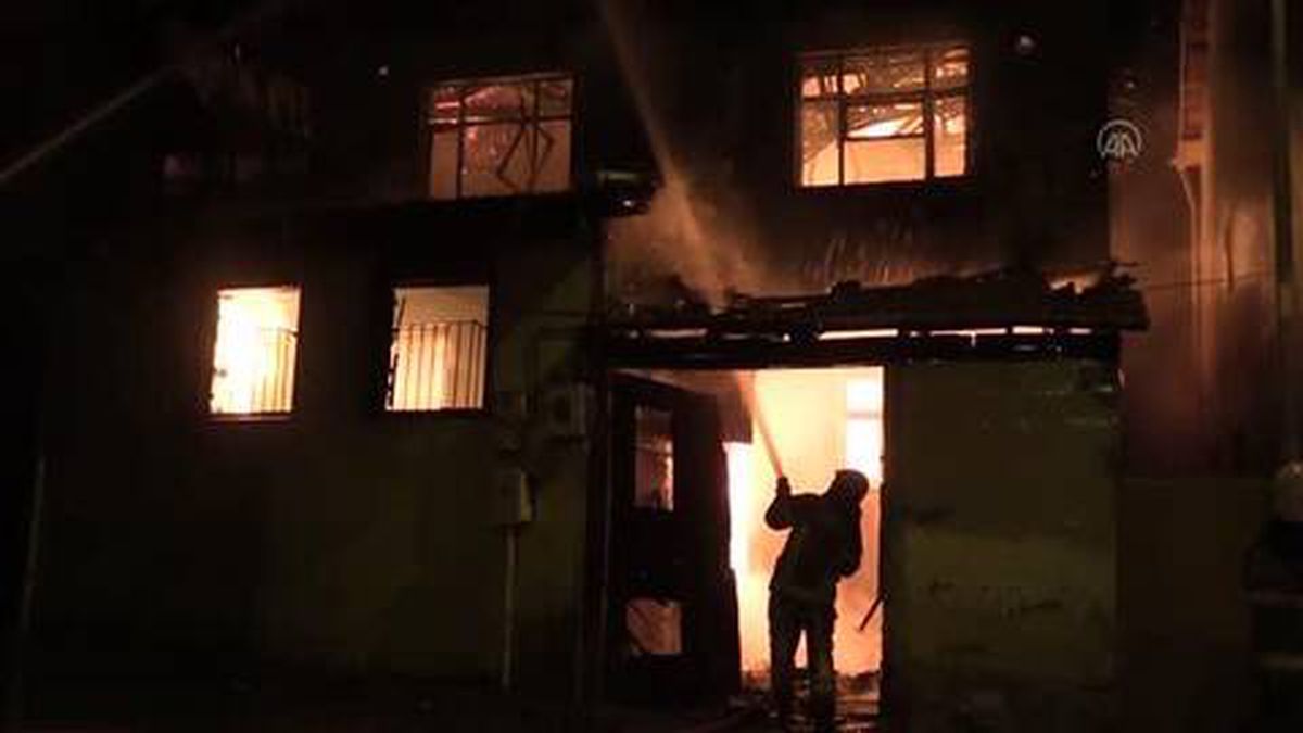 2 katlı metruk binada çıkan yangın söndürüldü