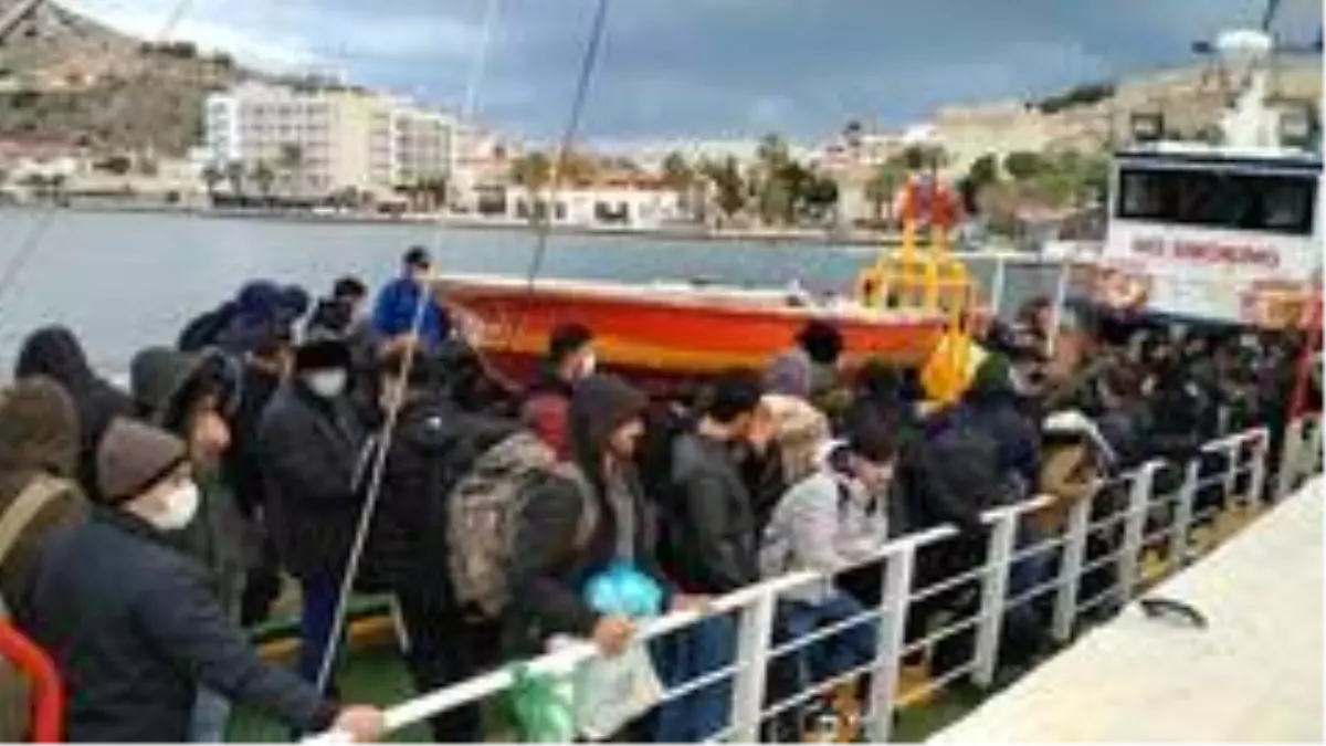 200'ün üzerinde göçmeni taşıyan gemi yakalandı
