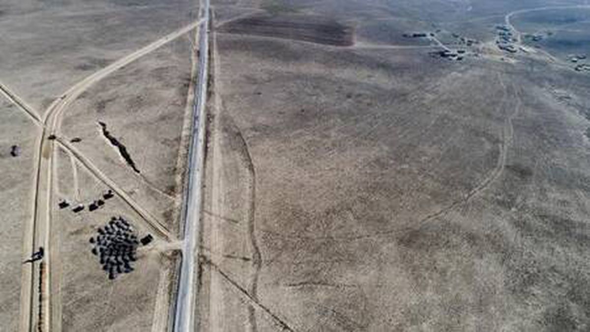 630 metre çapındaki obruğun üzerinden geçen yol taşınıyor