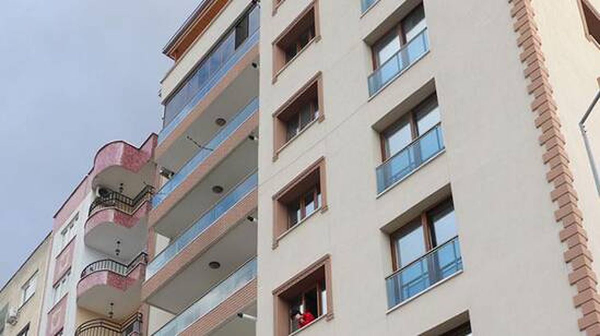Balkondan düşen 19 yaşındaki genç feci şekilde can verdi