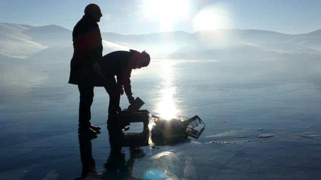 Buz tutan Çıldır Gölü üzerinde mangal keyfi