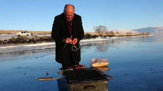 Buz tutan Çıldır Gölü üzerinde mangal keyfi