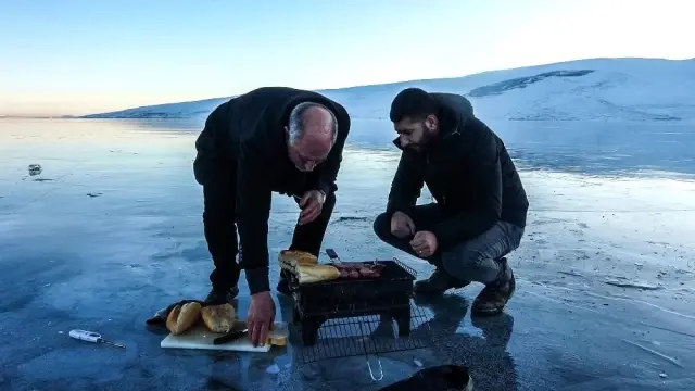 Buz tutan Çıldır Gölü üzerinde mangal keyfi