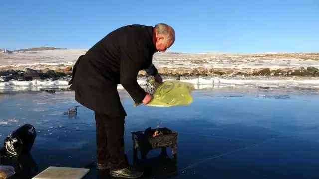 Buz tutan Çıldır Gölü üzerinde mangal keyfi