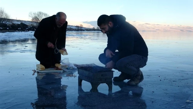 Buz tutan Çıldır Gölü üzerinde mangal keyfi