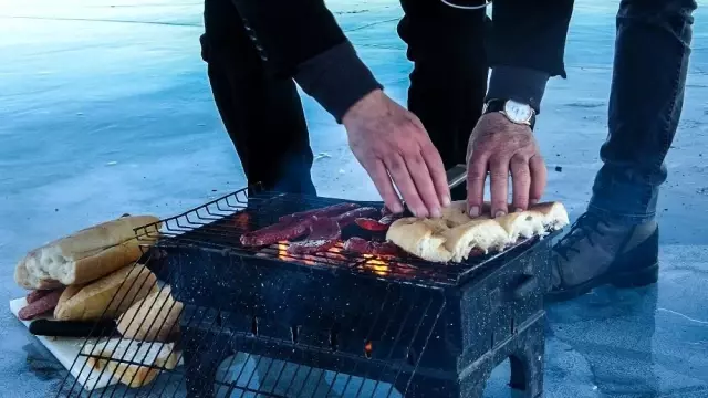 Buz tutan Çıldır Gölü üzerinde mangal keyfi