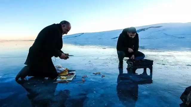 Buz tutan Çıldır Gölü üzerinde mangal keyfi