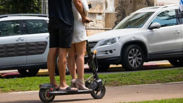 Elektrikli scooter'larla ilgili düzenleme Resmi Gazete'de yayımlandı! Artık iki kişi binen ceza ödeyecek