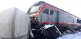 Tren kamyonete çarptı: 1 yaralı