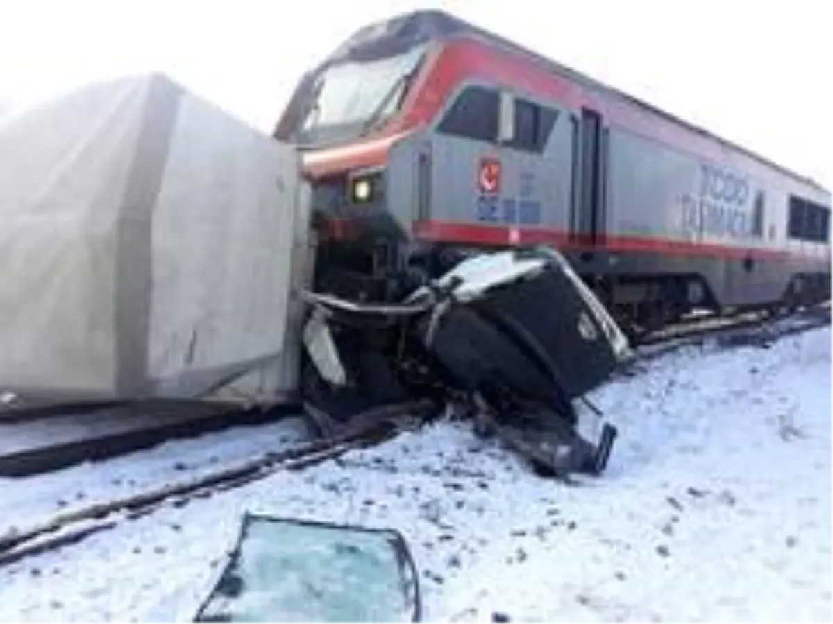 Tren kamyonete çarptı: 1 yaralı