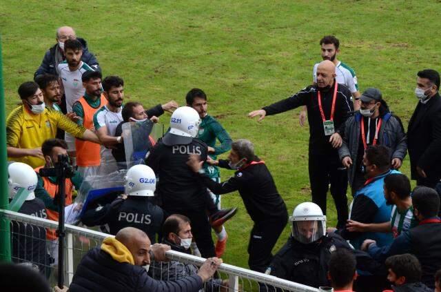 Maç sonrası futbolcular birbirine girdi, polis arbedeyi güçlükle önledi Maç sonrası futbolcular birbirine girdi, polis arbedeyi güçlükle önledi