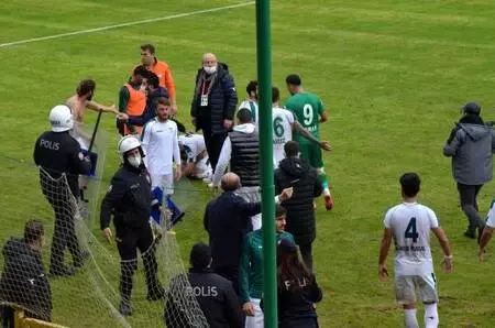 Maç sonrası futbolcular birbirine girdi, polis arbedeyi güçlükle önledi Maç sonrası futbolcular birbirine girdi, polis arbedeyi güçlükle önledi
