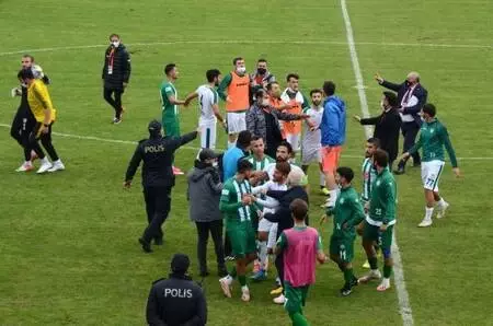 Maç sonrası futbolcular birbirine girdi, polis arbedeyi güçlükle önledi Maç sonrası futbolcular birbirine girdi, polis arbedeyi güçlükle önledi