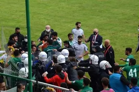 Maç sonrası futbolcular birbirine girdi, polis arbedeyi güçlükle önledi Maç sonrası futbolcular birbirine girdi, polis arbedeyi güçlükle önledi