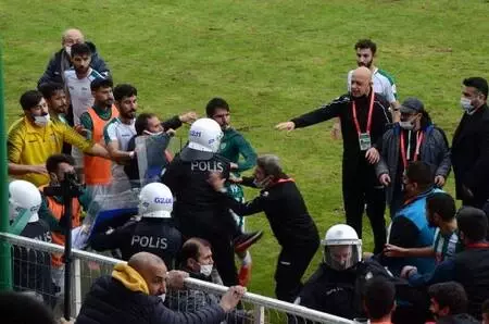 Maç sonrası futbolcular birbirine girdi, polis arbedeyi güçlükle önledi Maç sonrası futbolcular birbirine girdi, polis arbedeyi güçlükle önledi