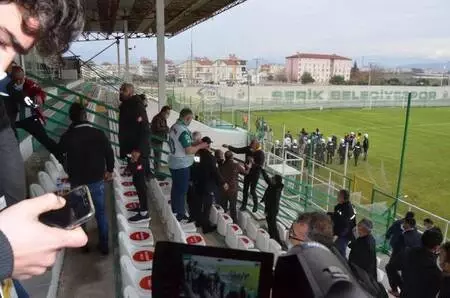 Maç sonrası futbolcular birbirine girdi, polis arbedeyi güçlükle önledi Maç sonrası futbolcular birbirine girdi, polis arbedeyi güçlükle önledi