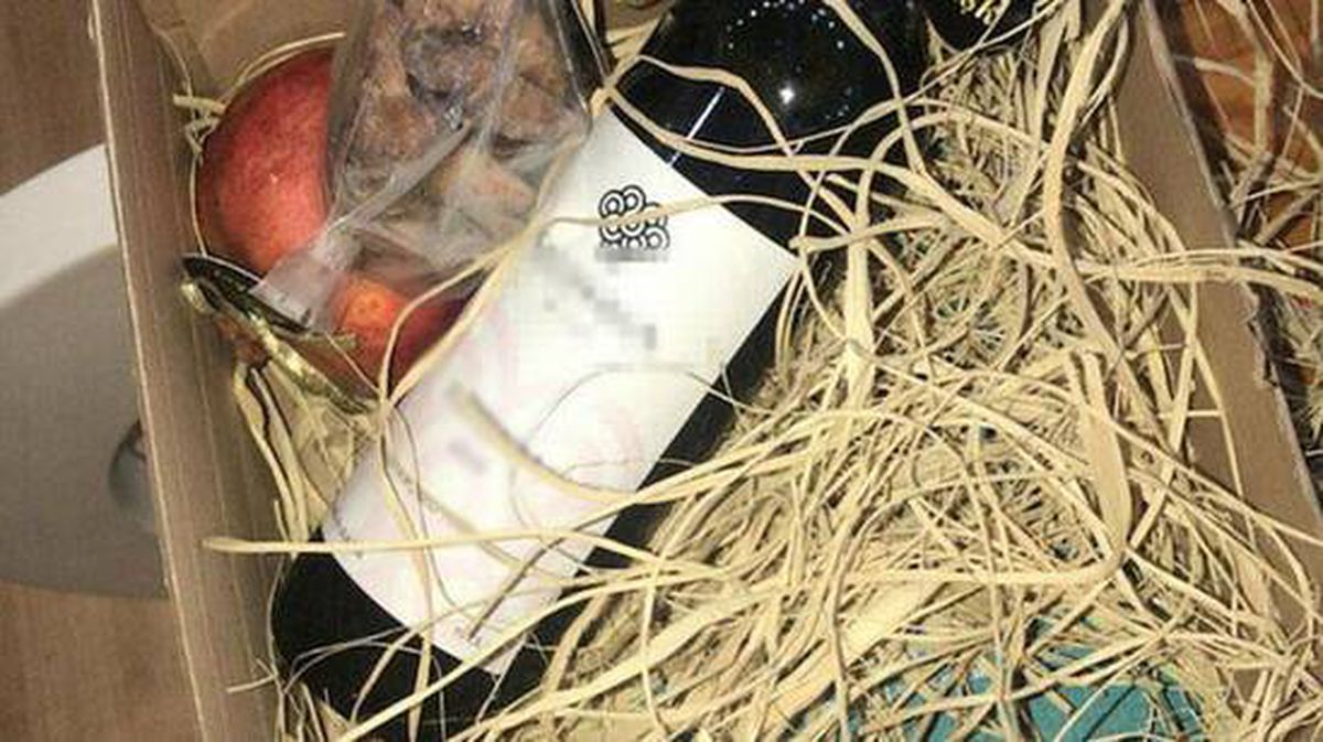 Mersin Büyükşehir Belediye Başkanı Vahap Seçer'den il protokolüne 250 TL'lik alkollü yılbaşı paketi