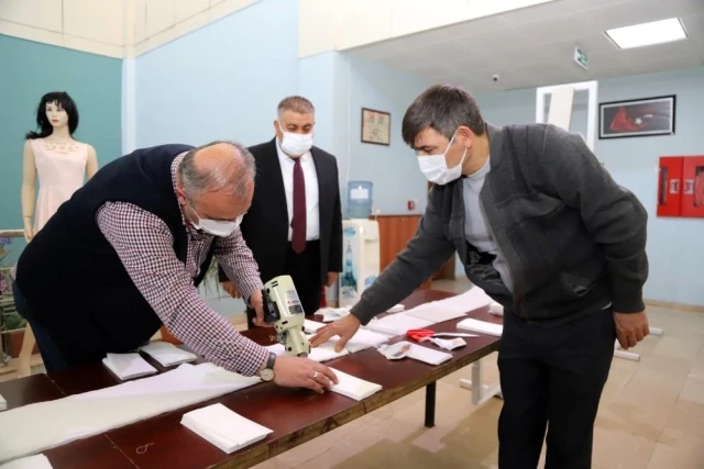 Erzurum Palandöken Belediyesi atık malzemelerle maske imalat makinesi üretti