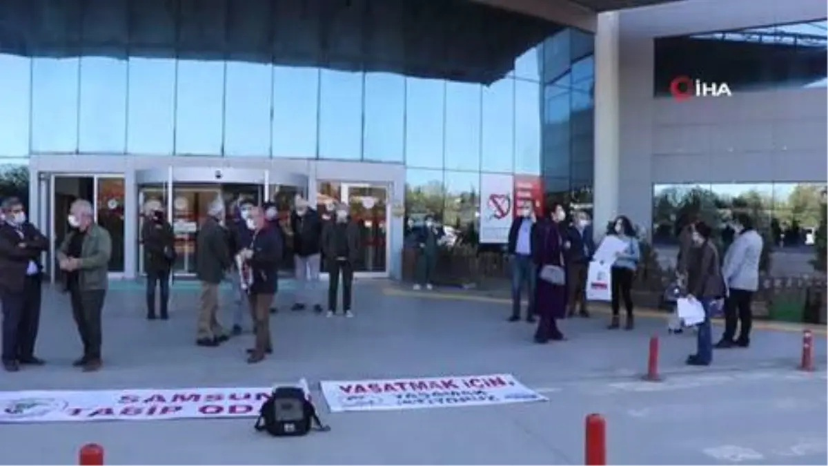 Sağlık çalışanları, arkadaşlarını anarken gözyaşlarını tutamadı
